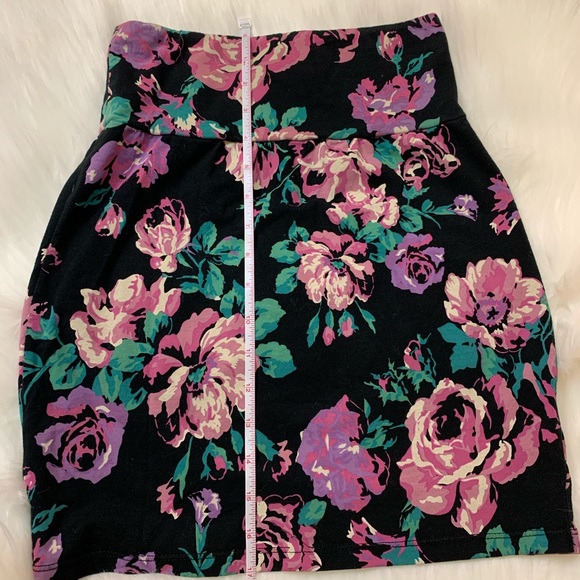 Talula Aritzia Floral Stretch Mini Skirt - Picture 5 of 5